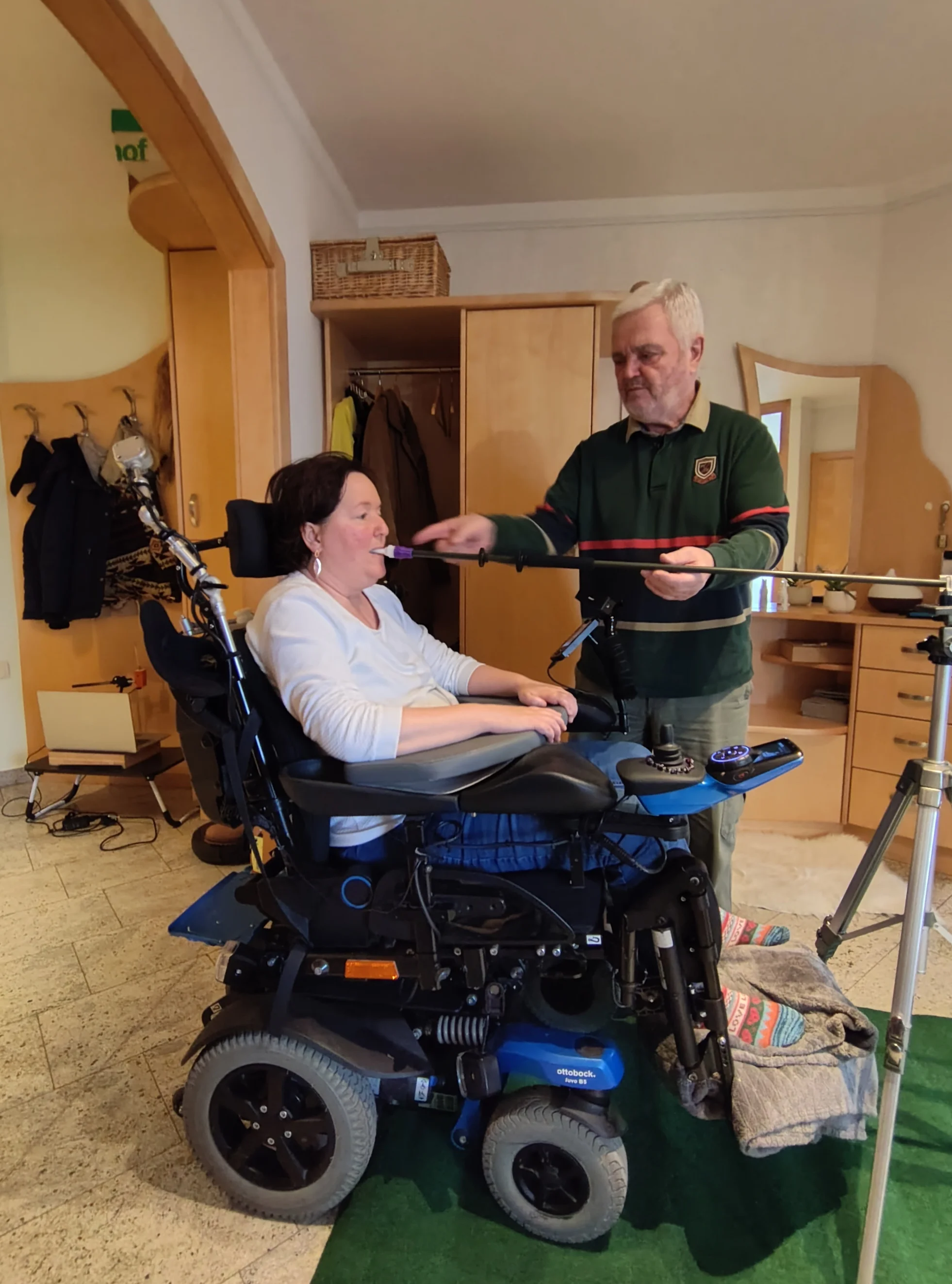 Person im Rollstuhl beim Blasrohrsport